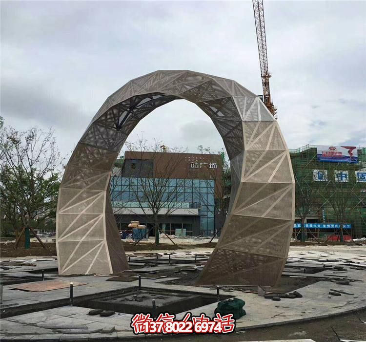 不銹鋼網格拱門雕塑，點綴廣場