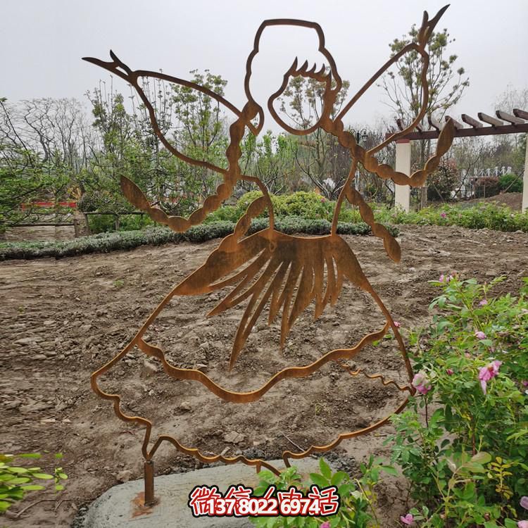 不銹鋼鏤空人物雕塑，點綴公園美景