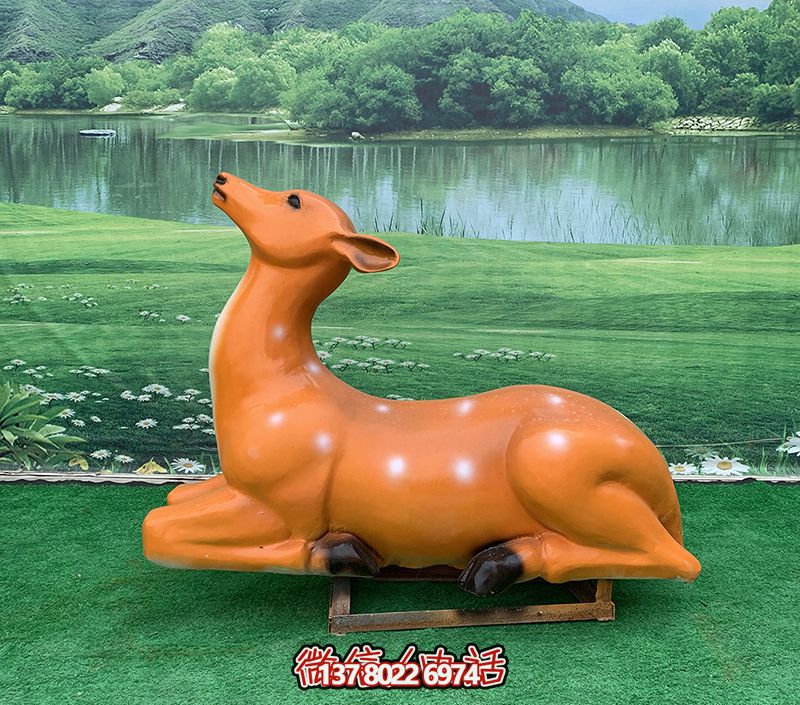 梅花鹿雕塑，繽紛草坪上添彩