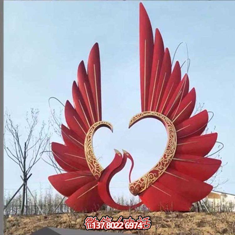 大型不銹鋼彩繪抽象鳳凰雕塑，為公園燈光亮化景觀