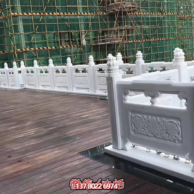 絢麗多彩的防護(hù)欄桿，為河道升旗臺打造夢幻般的園林雕塑