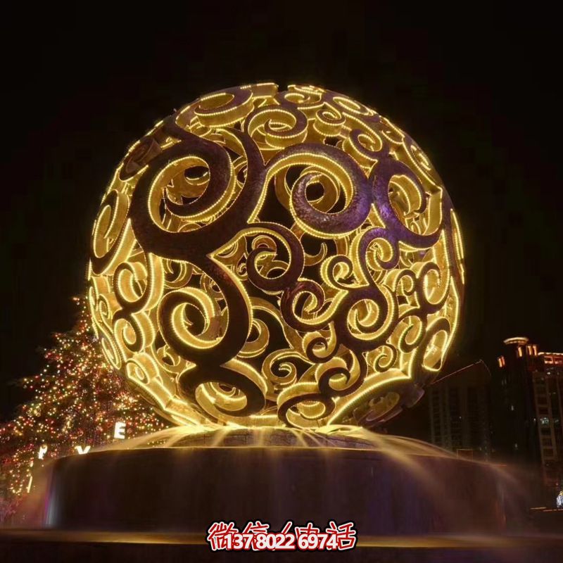 不銹鋼鏤空球雕塑，照亮夜晚的美麗噴泉
