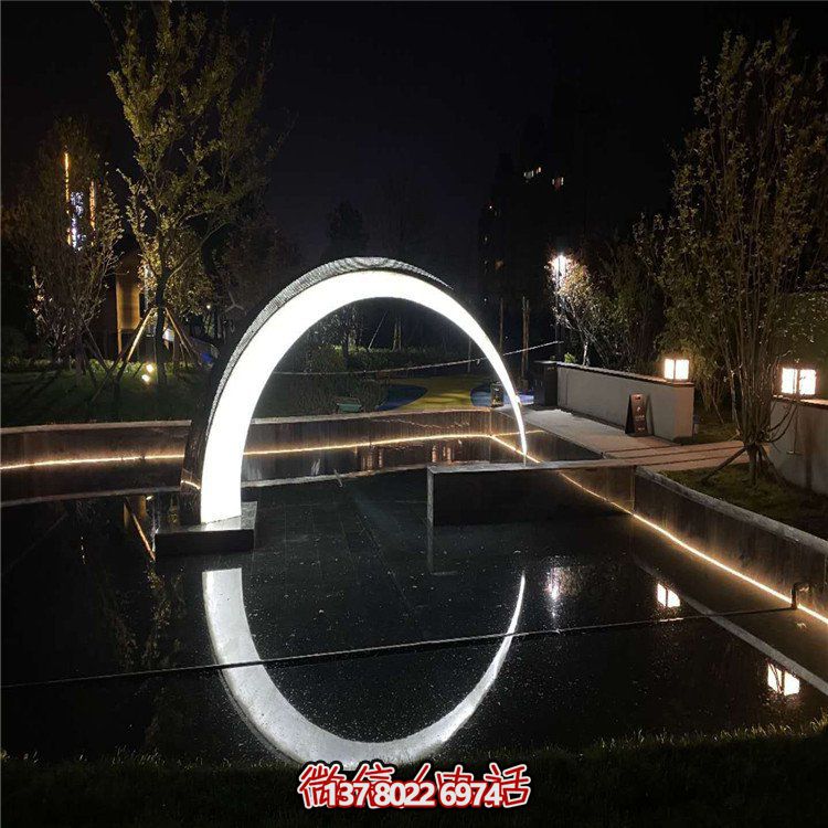 月牙形不銹鋼雕塑，美化城市水景