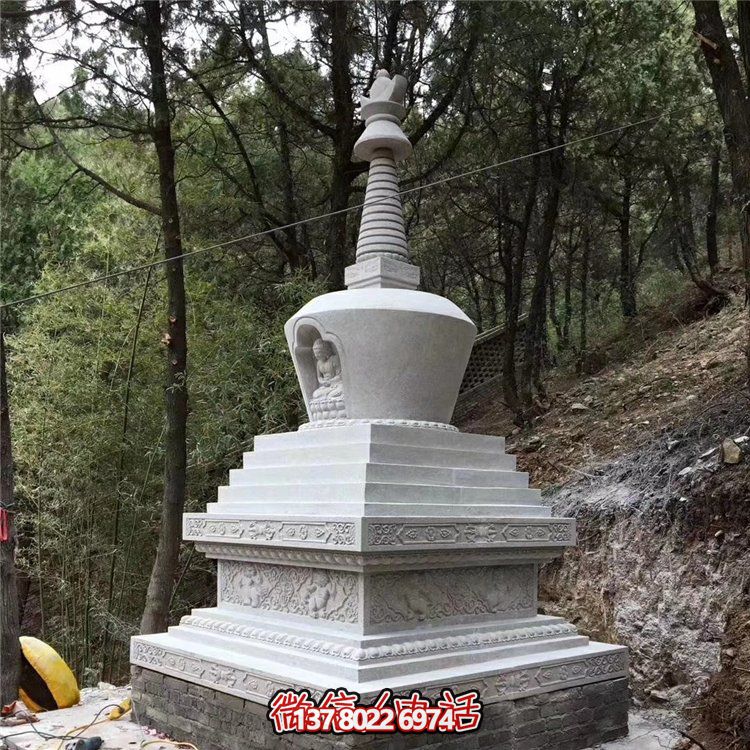 古老漢白玉石雕舍利塔，紀念古代寺廟的傳統藝術