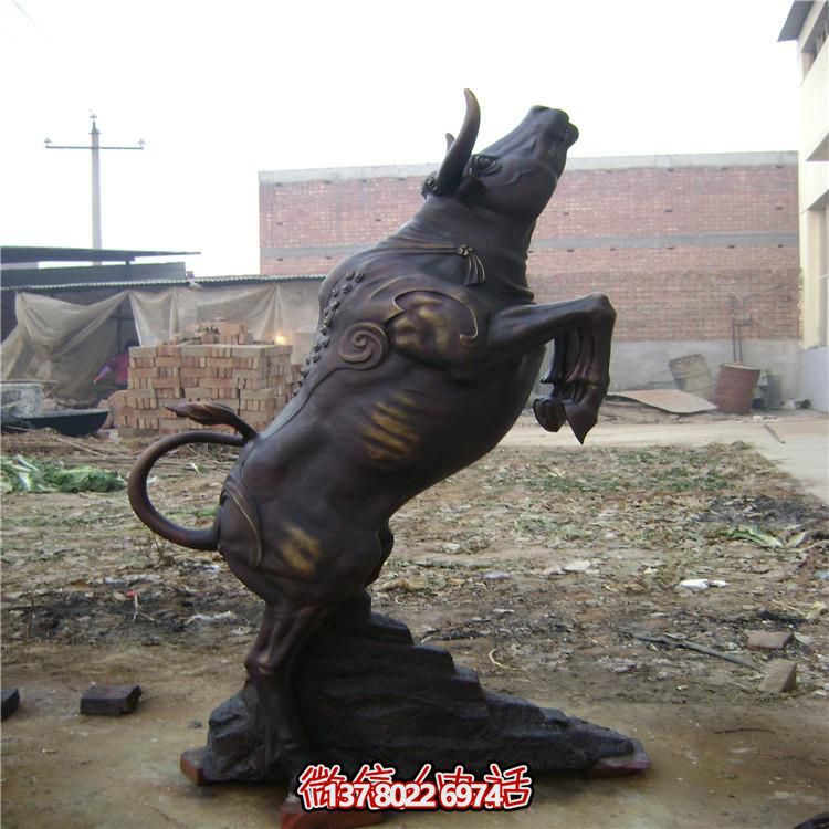 牛年奮進雕塑，玻璃鋼仿銅戶外景區農耕積極雕塑