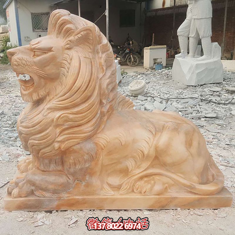 兇猛獅子紅石雕臥著雕塑，為公園景區添彩晚霞之美