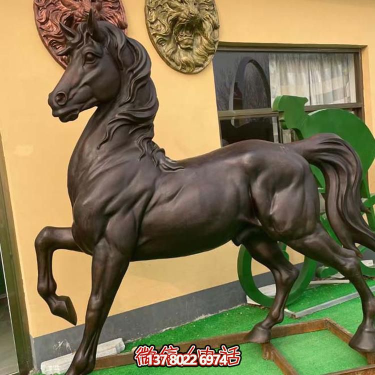 玻璃鋼仿銅馬雕塑為景區(qū)廣場(chǎng)戶外擺放而生