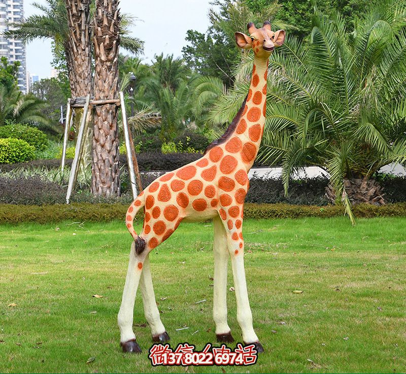 藝術(shù)化玻璃鋼仿真大型長頸鹿雕塑，點綴綠色草坪，讓公園更加美觀