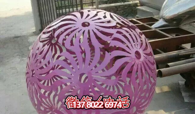 紫色不銹鋼鏤空球雕塑，為花園增添精彩