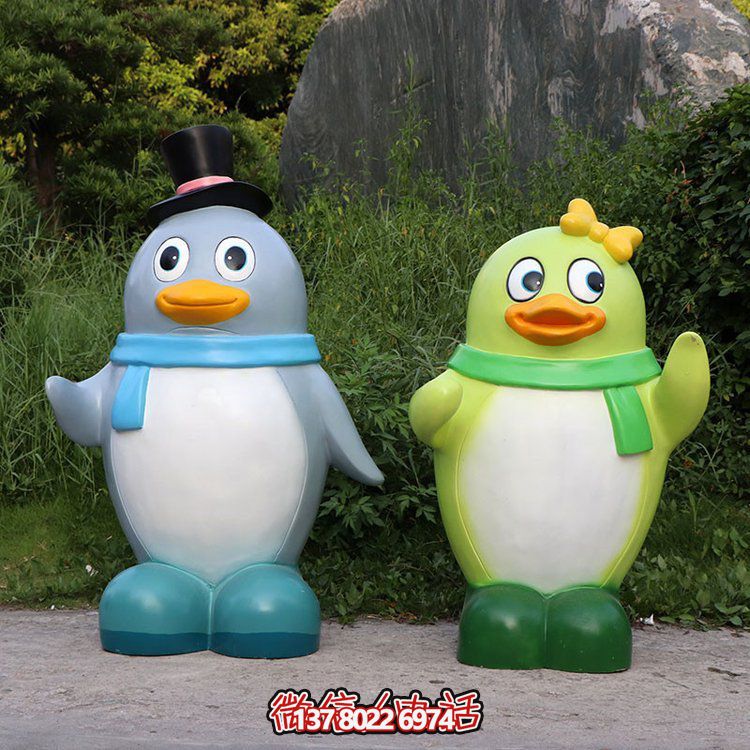 玻璃鋼彩繪企鵝景觀公仔，為幼兒園戶外擺件