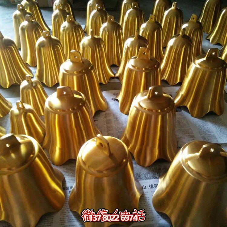 純銅雕塑銅鐘，點綴寺廟景觀