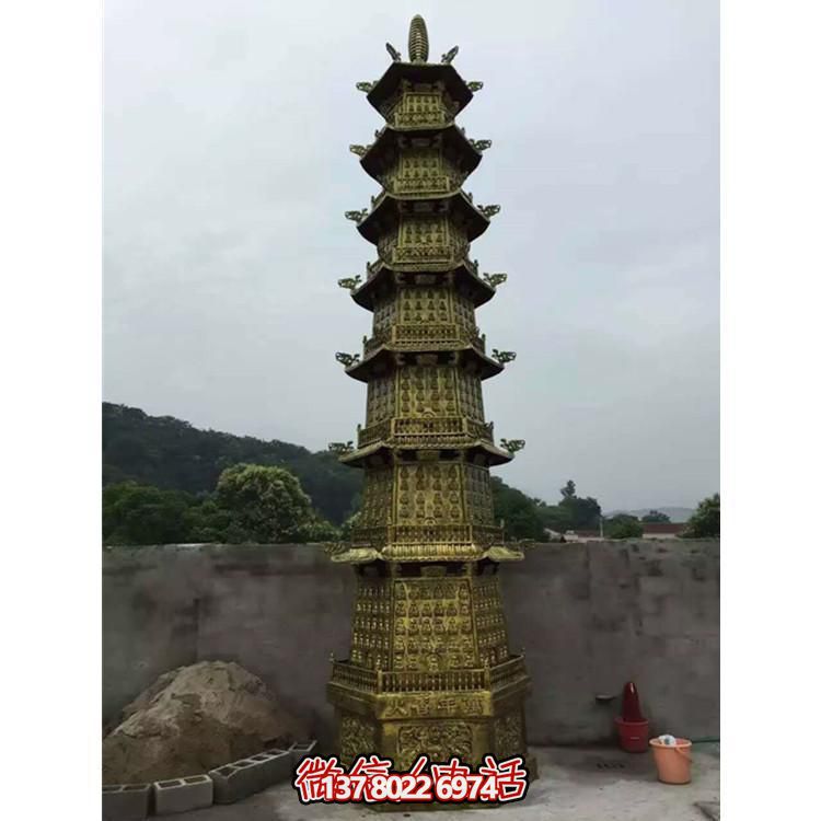 欣賞傳統(tǒng)文化，體驗(yàn)多層銅雕香爐的大型景區(qū)