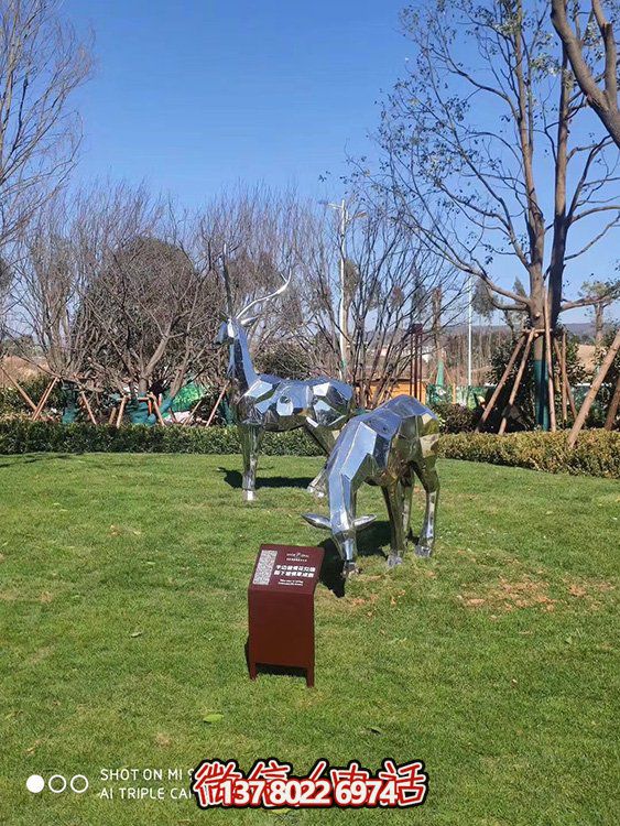 不銹鋼塊面鹿，抬頭鹿，低頭吃草的梅花鹿