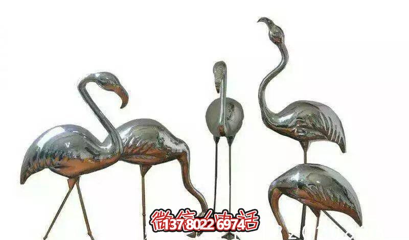 游樂(lè)場(chǎng)擺放一群不銹鋼火烈鳥(niǎo)雕塑