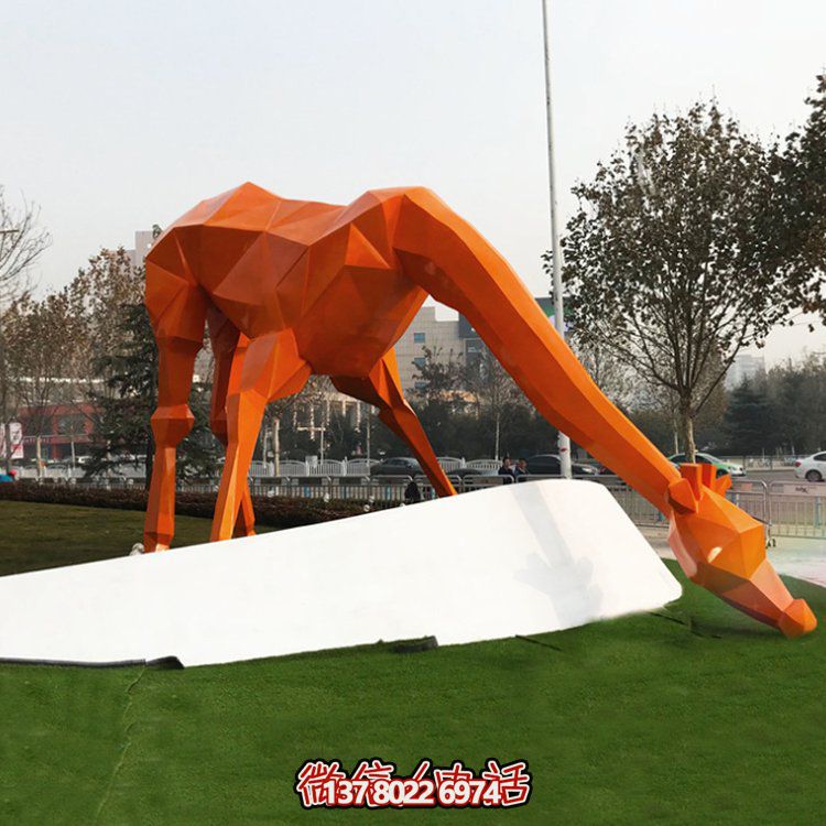 戶(hù)外園林不銹鋼幾何戶(hù)外園林大型抽象長(zhǎng)頸鹿雕塑