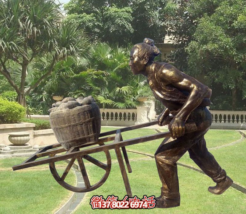 小區(qū)草坪擺放推獨輪車的古人玻璃壺仿銅雕塑 小區(qū)草坪擺放推獨輪車的古人玻璃壺仿銅雕塑