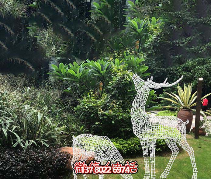 公園不銹鋼鏤空草坪吃草的梅花鹿雕塑 公園不銹鋼鏤空草坪吃草的梅花鹿雕塑